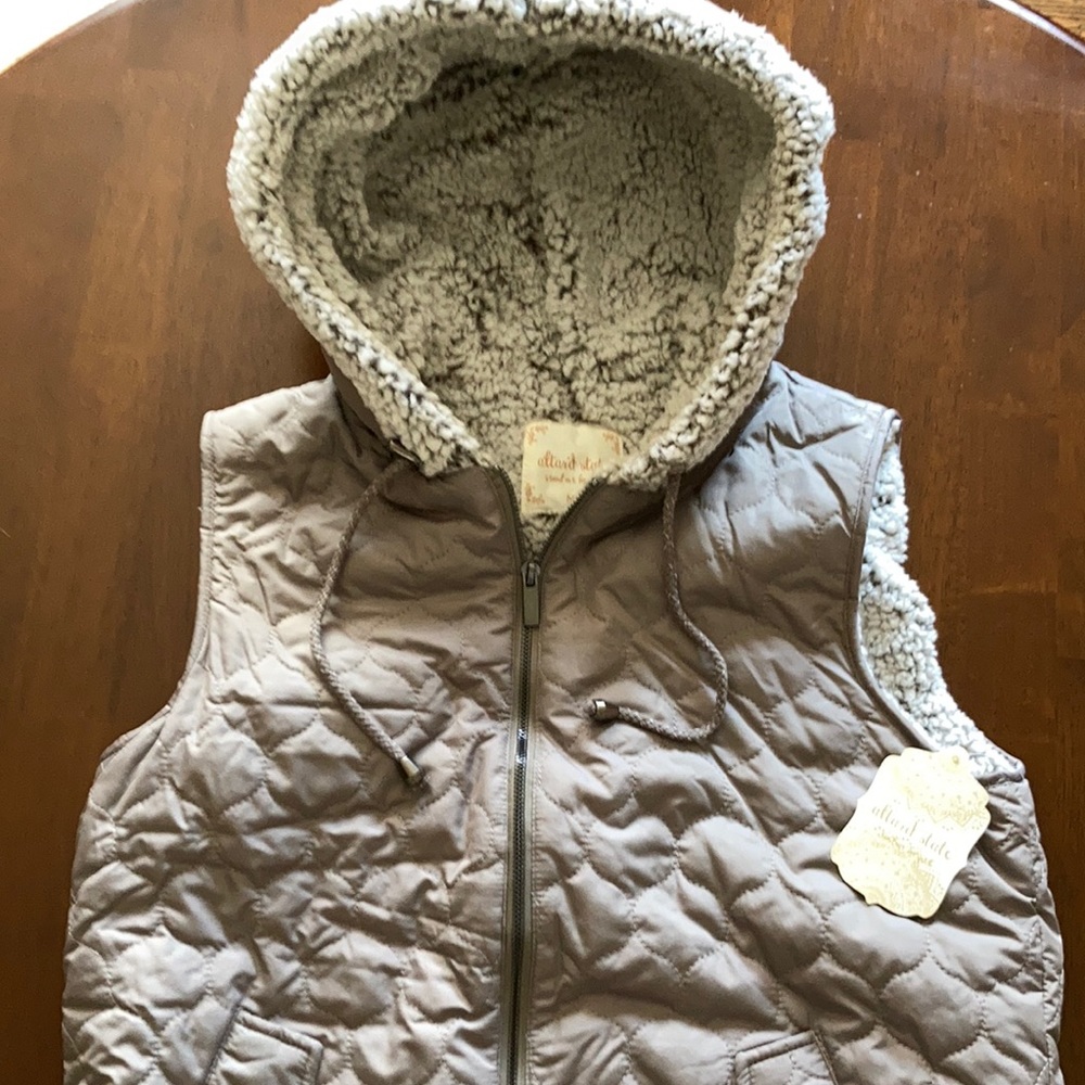 Sherpa lined hoody vest. 2 snap pockets in front.